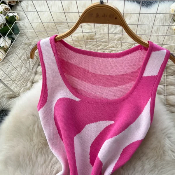 فستان محبوك صيفي جديد للسيدات موضة 2026 بدون أكمام ورقبة دائرية فستان ضيق غير منتظم مخطط عالي الخصر بدون أكمام