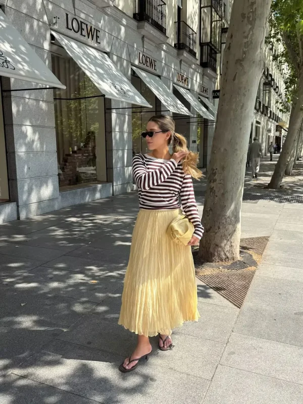 تنورة YENKYE للسيدات مجعدة على شكل حرف a ميدي باللون الأصفر والزبدة بخصر مطاطي تنانير أنيقة لعطلات الربيع والصيف جديدة 2025 faldas mujer