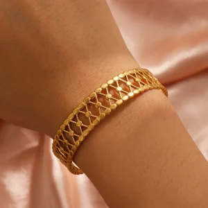 سوار DOTIFI من الفولاذ المقاوم للصدأ بتصميم جديد مبتكر بفتحة غير منتظمة قابلة للتعديل للنساء للارتداء اليومي والتنقل