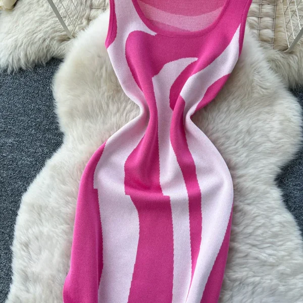 فستان محبوك صيفي جديد للسيدات موضة 2026 بدون أكمام ورقبة دائرية فستان ضيق غير منتظم مخطط عالي الخصر بدون أكمام