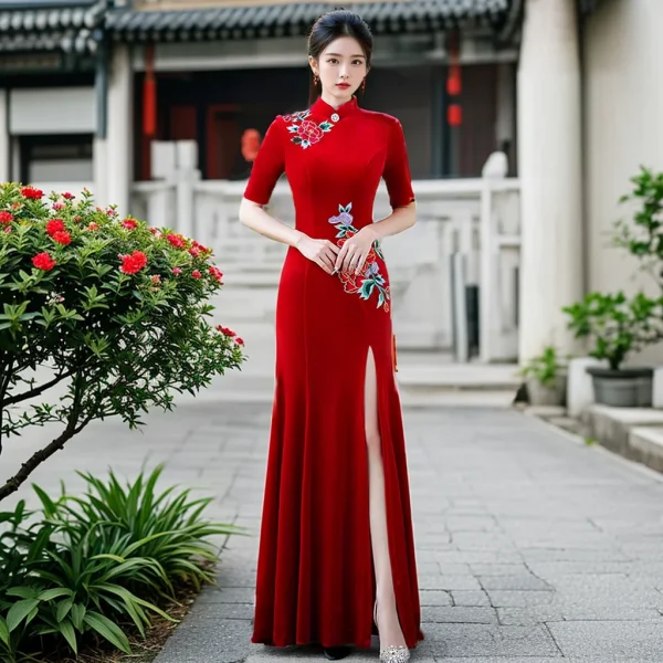 تشيباو صيني أنيق مطرّز بشقّ بتصميم نحيف للحفلات والعروض