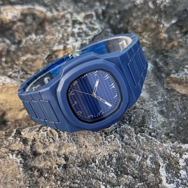 ساعة كوارتز كلاسيكية للرجال، سوار من البلاستيك الناعم، أرقام عربية، قرص عمل كاجوال، أداة إزالة متضمنة