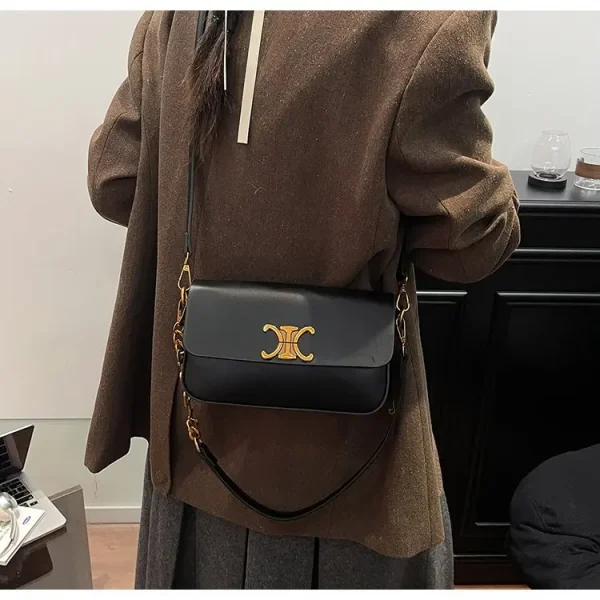 حقيبة كتف مكعبة الشكل، مربعة الشكل مدمجة مع سلسلة مصقولة، تصميم متعدد الاستخدامات للحمل في اتجاهين، مظهر جديد لعام 2026