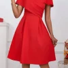 فستان نسائي للربيع والصيف أحمر على شكل حرف V وأكمام قصيرة وخصر مكشكش وواسع للحفلات المسائية