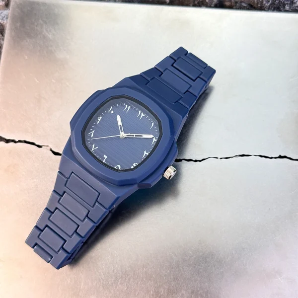 ساعة كوارتز كلاسيكية للرجال، سوار من البلاستيك الناعم، أرقام عربية، قرص عمل كاجوال، أداة إزالة متضمنة