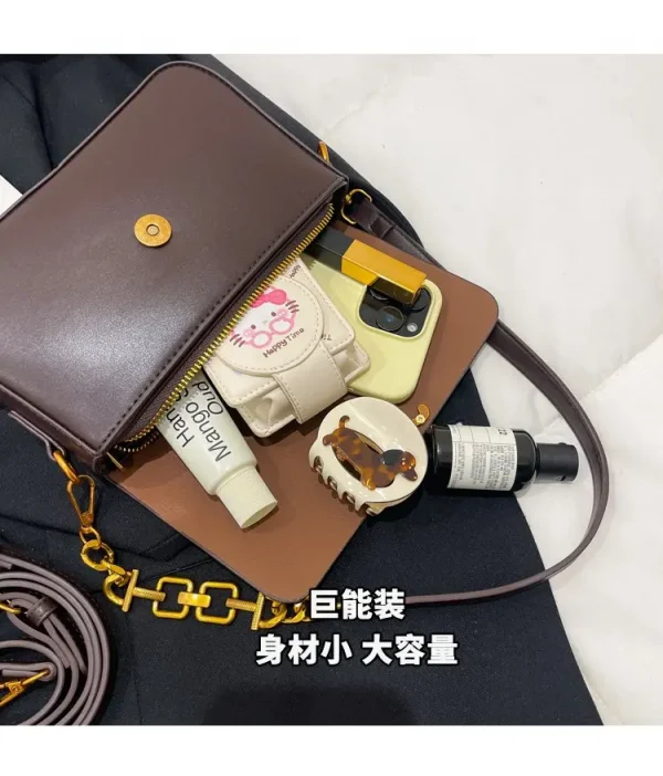 حقيبة كتف مكعبة الشكل، مربعة الشكل مدمجة مع سلسلة مصقولة، تصميم متعدد الاستخدامات للحمل في اتجاهين، مظهر جديد لعام 2026