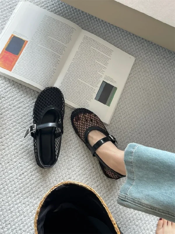 Eilyken مصمم صيفي مريح بكعب شبكي للنساء أحذية مسطحة عصرية بمقدمة مستديرة وحزام بإبزيم صندل كاجوال للخروج في الهواء الطلق