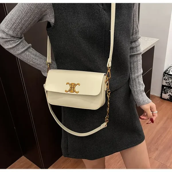 حقيبة كتف مكعبة الشكل، مربعة الشكل مدمجة مع سلسلة مصقولة، تصميم متعدد الاستخدامات للحمل في اتجاهين، مظهر جديد لعام 2026