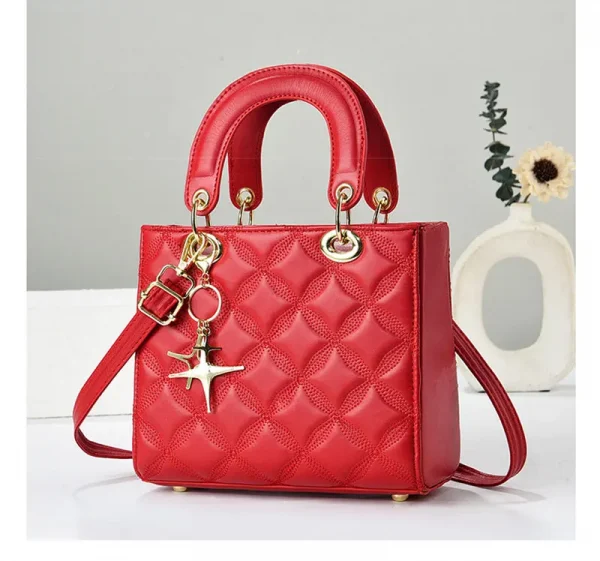 حقائب كتف نسائية جديدة لعام 2025 حقائب كتف نسائية فاخرة ذات تصميم كبير حقيبة كروس عصرية ذات سعة كبيرة