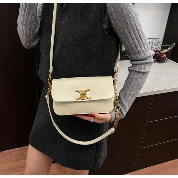 حقيبة كتف مكعبة الشكل، مربعة الشكل مدمجة مع سلسلة مصقولة، تصميم متعدد الاستخدامات للحمل في اتجاهين، مظهر جديد لعام 2026