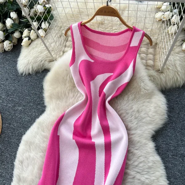 فستان محبوك صيفي جديد للسيدات موضة 2026 بدون أكمام ورقبة دائرية فستان ضيق غير منتظم مخطط عالي الخصر بدون أكمام