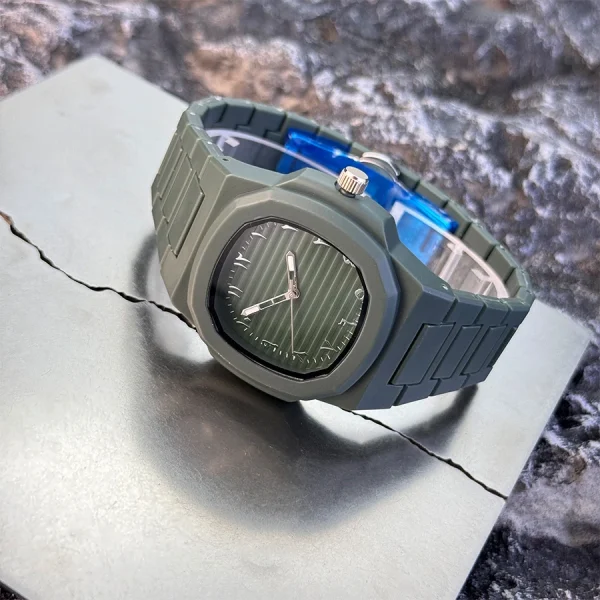 ساعة كوارتز كلاسيكية للرجال، سوار من البلاستيك الناعم، أرقام عربية، قرص عمل كاجوال، أداة إزالة متضمنة