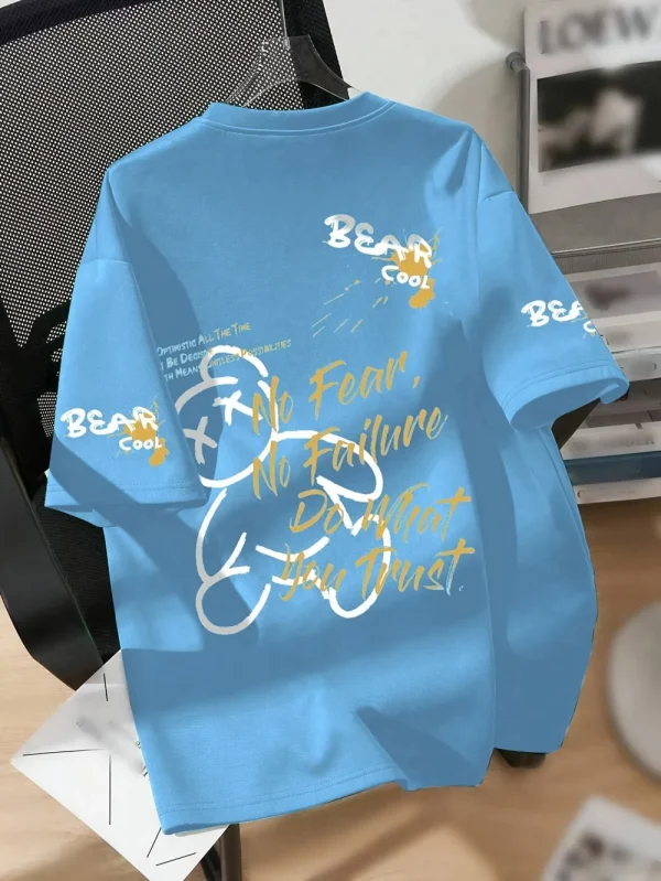 تي شيرت رجالي صيفي بفتحة رقبة دائرية يسمح بالتهوية مع نمط طباعة الدب الكرتوني مناسب لتقديمه كهدية للأصدقاء يوميًا وفي عطلة نهاية الأسبوع