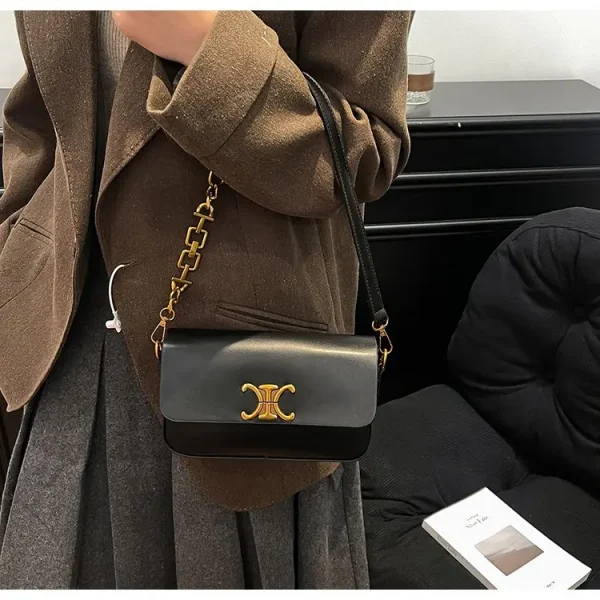 حقيبة كتف مكعبة الشكل، مربعة الشكل مدمجة مع سلسلة مصقولة، تصميم متعدد الاستخدامات للحمل في اتجاهين، مظهر جديد لعام 2026