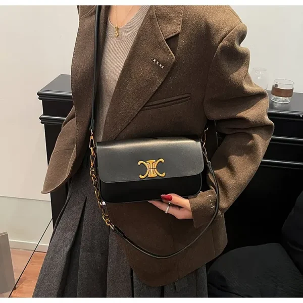 حقيبة كتف مكعبة الشكل، مربعة الشكل مدمجة مع سلسلة مصقولة، تصميم متعدد الاستخدامات للحمل في اتجاهين، مظهر جديد لعام 2026