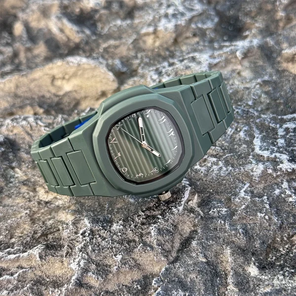 ساعة كوارتز كلاسيكية للرجال، سوار من البلاستيك الناعم، أرقام عربية، قرص عمل كاجوال، أداة إزالة متضمنة