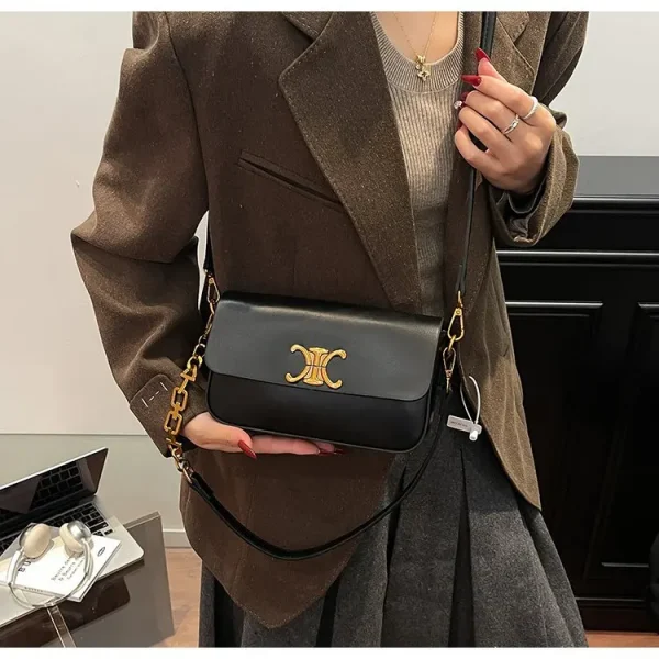 حقيبة كتف مكعبة الشكل، مربعة الشكل مدمجة مع سلسلة مصقولة، تصميم متعدد الاستخدامات للحمل في اتجاهين، مظهر جديد لعام 2026