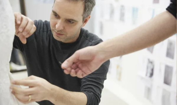 فساتين زفاف عصرية للسيدات من الساتان والدانتيل باللون العاجي حورية البحر مع قطار قابل للانفصال ورقبة على شكل حرف V فساتين زفاف مقاس كبير حسب الطلب De