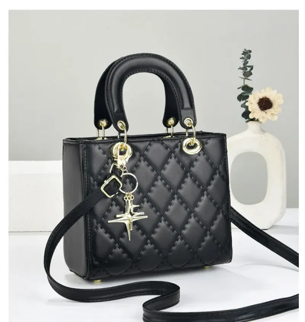 حقائب كتف نسائية جديدة لعام 2025 حقائب كتف نسائية فاخرة ذات تصميم كبير حقيبة كروس عصرية ذات سعة كبيرة