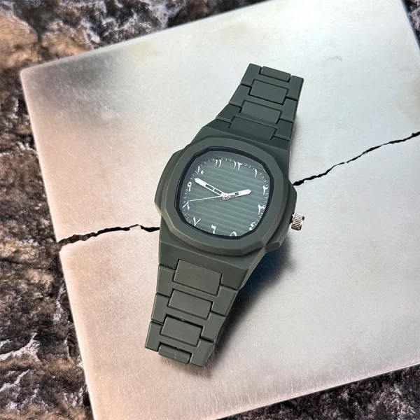 ساعة كوارتز كلاسيكية للرجال، سوار من البلاستيك الناعم، أرقام عربية، قرص عمل كاجوال، أداة إزالة متضمنة