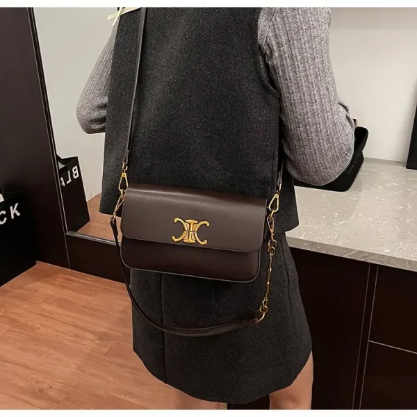 حقيبة كتف مكعبة الشكل، مربعة الشكل مدمجة مع سلسلة مصقولة، تصميم متعدد الاستخدامات للحمل في اتجاهين، مظهر جديد لعام 2026