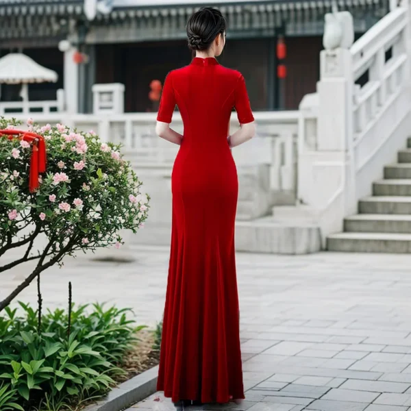 تشيباو صيني أنيق مطرّز بشقّ بتصميم نحيف للحفلات والعروض