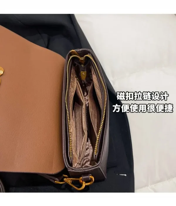 حقيبة كتف مكعبة الشكل، مربعة الشكل مدمجة مع سلسلة مصقولة، تصميم متعدد الاستخدامات للحمل في اتجاهين، مظهر جديد لعام 2026