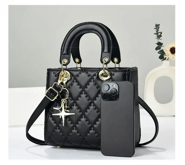 حقائب كتف نسائية جديدة لعام 2025 حقائب كتف نسائية فاخرة ذات تصميم كبير حقيبة كروس عصرية ذات سعة كبيرة