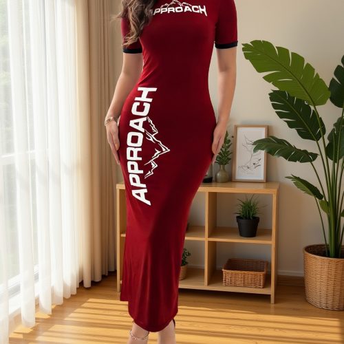 فستان تي شيرت ضيق للسيدات باللون العنابي مع لون رئيسي عنابي + زخرفة متباينة باللونين الأسود والأبيض، متطابق مع حروف "APPROACH" وطبعات جبلية، مليء بنمط الشارع